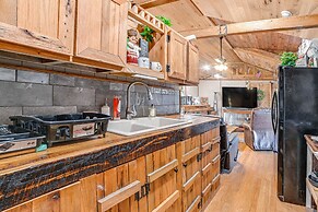 Peaceful Kentucky Countryside Cabin w/ Porch