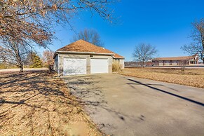 Stockton Home w/ Deck & Gas Grill ~ 1 Mi to Lake!