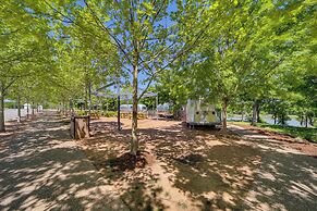 Cozy Carlton Landing Home - Pools & Lake Access