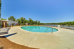Cozy Carlton Landing Home - Pools & Lake Access