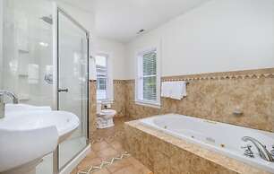 Black Rock Home - 4 bed - Jacuzzi Bath - Beach