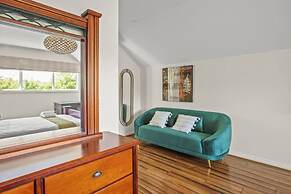 StayAU 4BRM Chic Urban Retreat