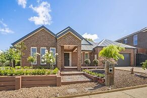 StayAU 4BRM Chic Urban Retreat