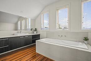 StayAU 4BRM Chic Urban Retreat