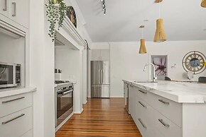 StayAU 4BRM Chic Urban Retreat