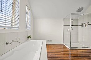 StayAU 4BRM Chic Urban Retreat