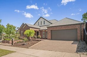 StayAU 4BRM Chic Urban Retreat