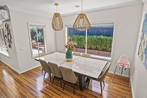 StayAU 4BRM Chic Urban Retreat