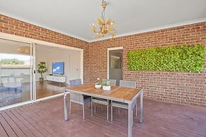 StayAU 4BRM Chic Urban Retreat