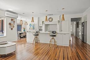StayAU 4BRM Chic Urban Retreat