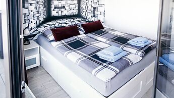 Cozy Apartment with Big Terrace - Karlín