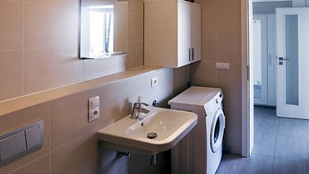 Cozy Apartment with Big Terrace - Karlín