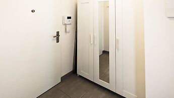 Cozy Apartment with Big Terrace - Karlín