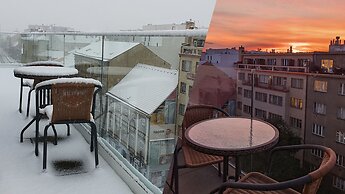 Cozy Apartment with Big Terrace - Karlín