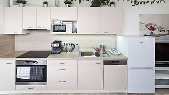 Cozy Apartment with Big Terrace - Karlín