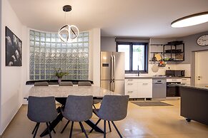 Poleg Serenity Villa by Sea N' Rent