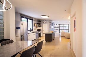 Poleg Serenity Villa by Sea N' Rent