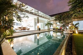 Luxury PrivatePoolVilla Lumiere Dewi Sri