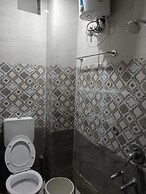 Goroomgo Four Season Guest House Varanasi