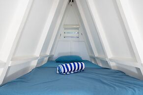 Costas De Liwa Bar & Beach Resort