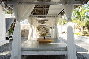 Costas De Liwa Bar & Beach Resort