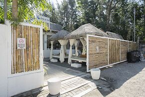 Costas De Liwa Bar & Beach Resort