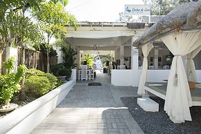 Costas De Liwa Bar & Beach Resort