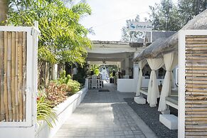 Costas De Liwa Bar & Beach Resort