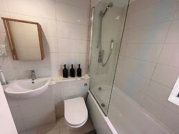 Stylish modern flat in SW London