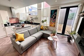 Stylish modern flat in SW London