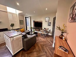 Stylish modern flat in SW London