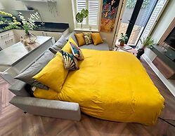 Stylish modern flat in SW London