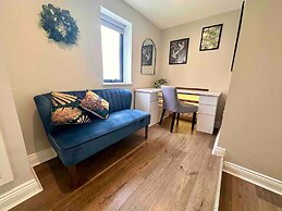 Stylish modern flat in SW London