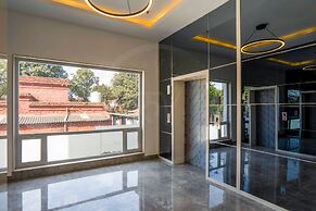 Hotel Le Roi Dehradun