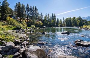 Riverside Cabin 5 Bedroom Home by RedAwning