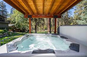 Riverside Cabin 5 Bedroom Home by RedAwning