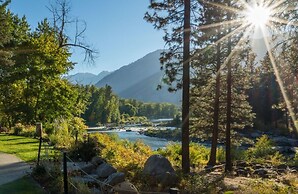 Riverside Cabin 5 Bedroom Home by RedAwning