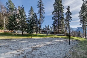 Riverside Cabin 5 Bedroom Home by RedAwning