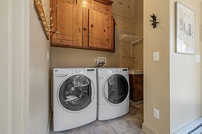 Riverside Cabin 5 Bedroom Home by RedAwning