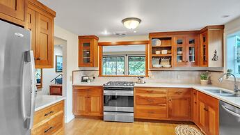 Eugene - Close To Everything 3 Bedroom Home by RedAwning