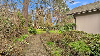 Eugene - Close To Everything 3 Bedroom Home by RedAwning