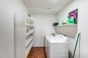 Austin Home w/ Deck - 9 Mi to Zilker Park!