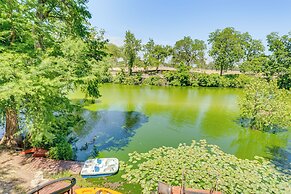Seguin Riverfront Retreat: Fishing Dock + Kayaks!