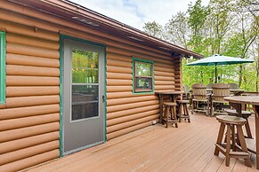 Albrightsville Log Cabin w/ Hot Tub & Fire Pit!