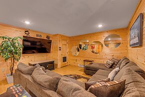 Hot Tub & Fire Pit: Albrightsville Log Cabin!