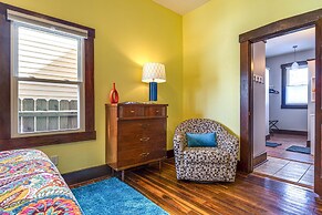Retro-inspired Indy Home: Walk to Fountain Square!
