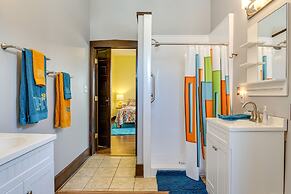 Retro-inspired Indy Home: Walk to Fountain Square!