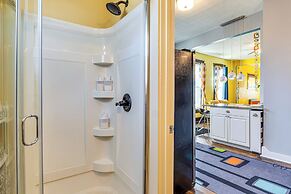 Retro-inspired Indy Home: Walk to Fountain Square!