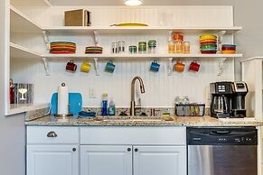 Retro-inspired Indy Home: Walk to Fountain Square!