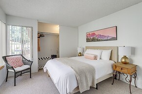 Palm Desert Condo w/ Patio & Golf Course Views